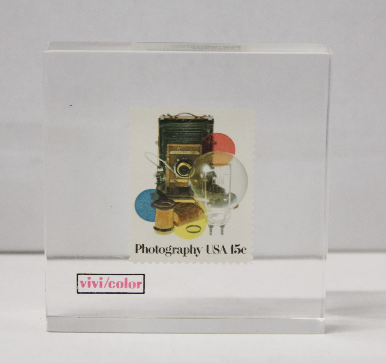 U.S. POSTAL MAIL SERVICE VIVI/COLOR PHOTOGRAPHY USA 15 CENT STAMP LUCITE