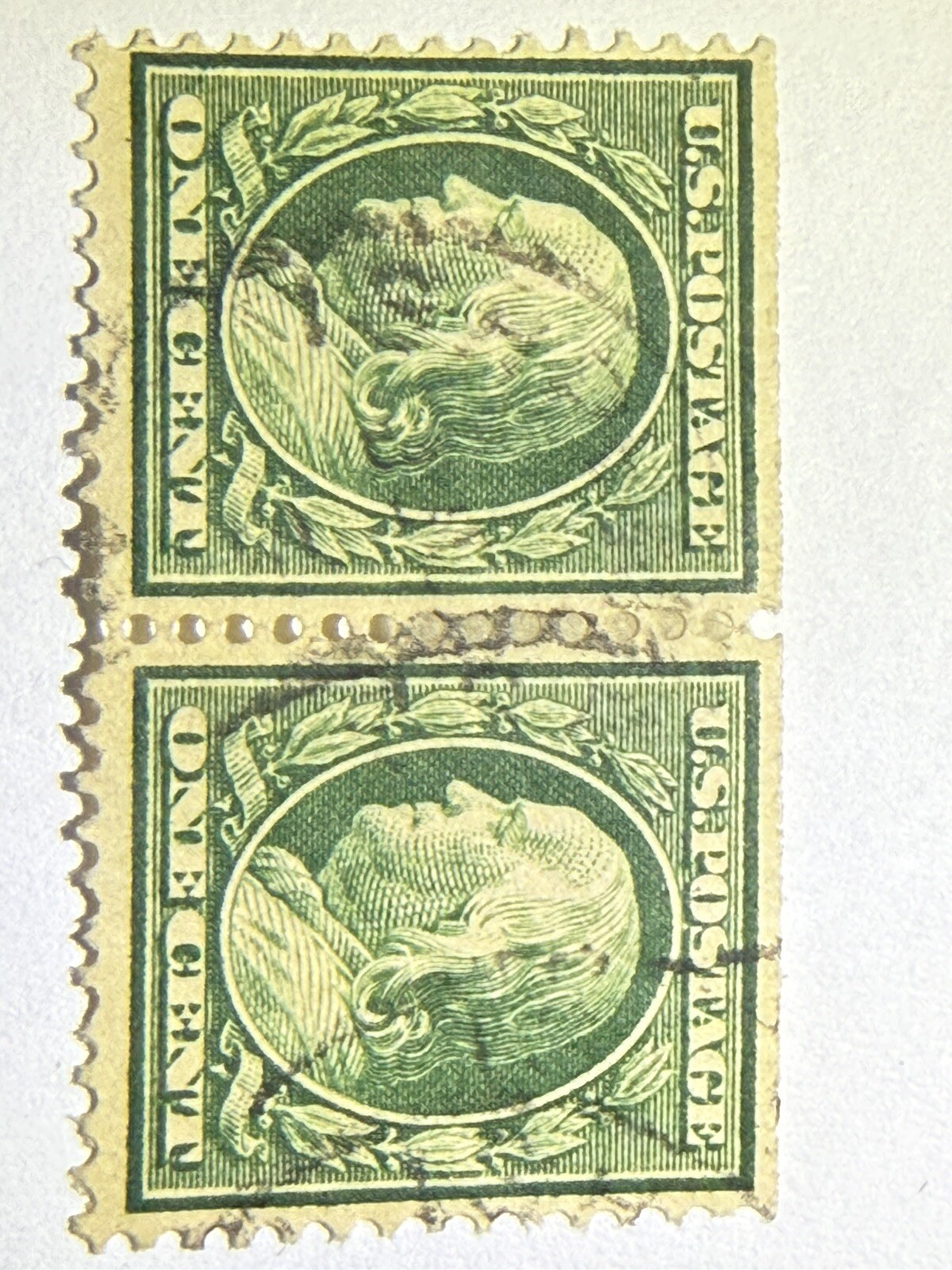 Very Rare 1 Cent Benjamin Franklin Stamp a set of 2 hinged