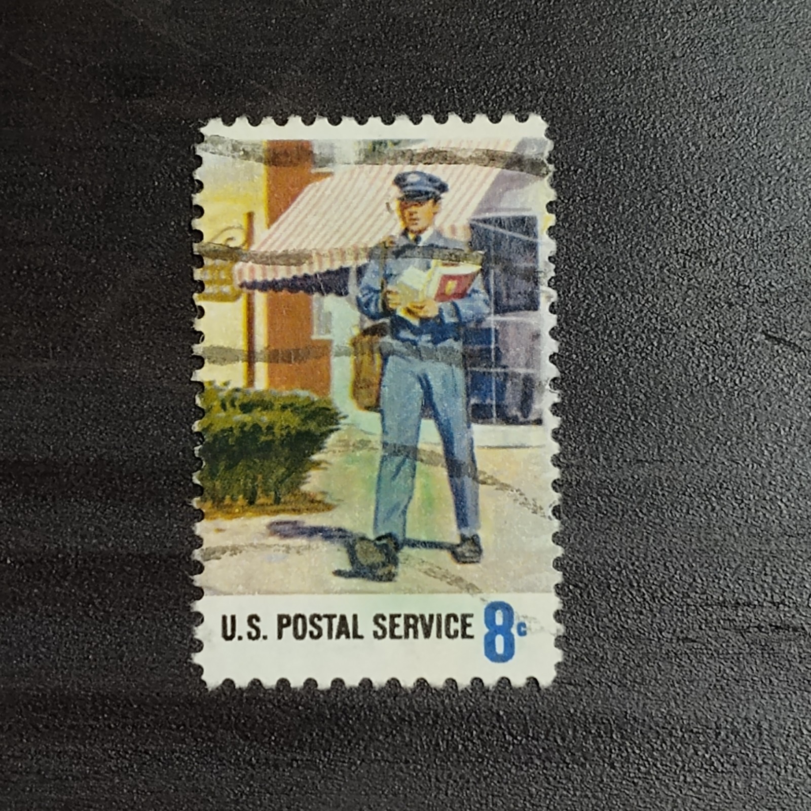 1973: 8c, Postal Service Employees: Letter Carrier, Scott #1497 – USA Stamp